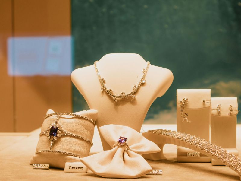 minimalist fashion jewelry